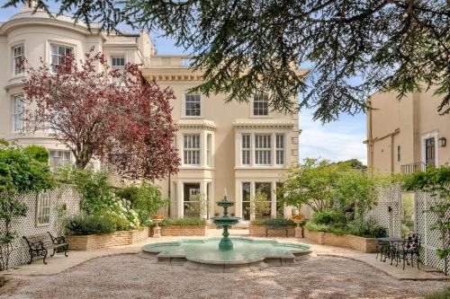 Nottingham City Centre Villa | Luxury Villa - City Centre - Sleeps 13