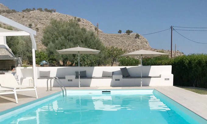 Lardos Casa | Lujosa y moderna Villa Nikos con piscina sin cloro, terraza y conexión Wi-Fi gratuita