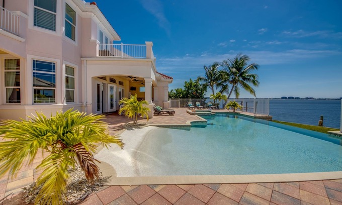 Yacht Club Villa | Luxury villa with 6 bedroom, privat pool and hot tub, stunning view, river