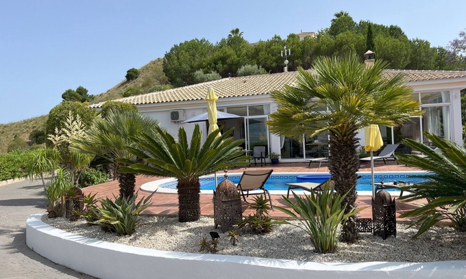 Viñuela Casa | Villa de lujo con excelentes vistas - piscina privada - gran jardín de invierno
