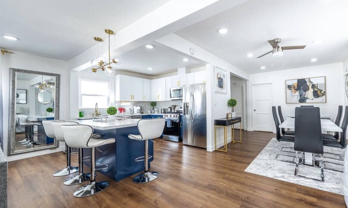 Belmont Heights Casa | Luxury Villa with hot tub! minutes to Beach & Bars