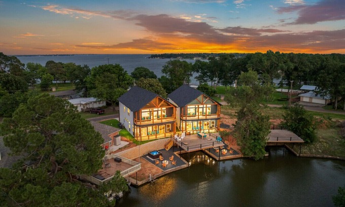 Cedar Creek Reservoir Casa | Luxury Waterfront Family Retreat