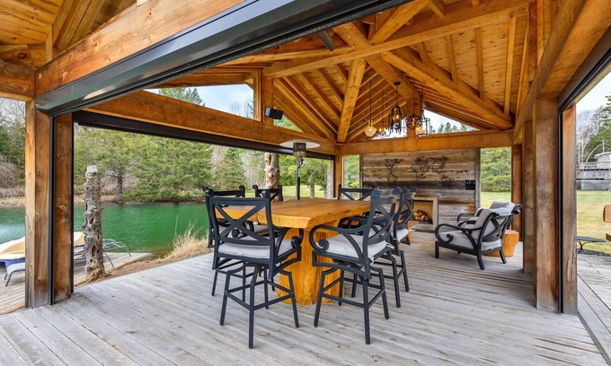 Milton Casa | Luxury Waterfront Home Just Outside the City