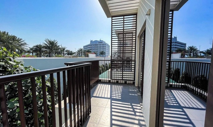Al-Fujairah Casa | Luxury White Villa by the sea