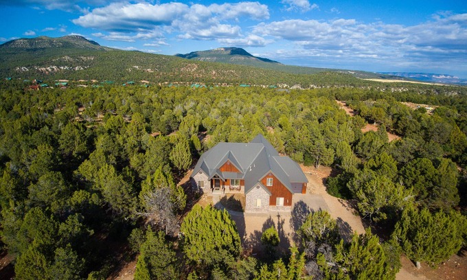 Zion National Park East Entrance Cabina | Lujo East Zion Mtn. Cabina: privacidad, acceso a la piscina, Zion / Bryce, séptima noche gratis