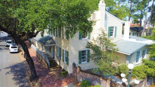 Hitch Village - Fred Wessels Homes Villa | LuxVilla 3 BR-3 BA Villa near River Street