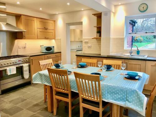 Stroud Casa | Lyndale House - Exclusive use, self catering, fpventures Stroud