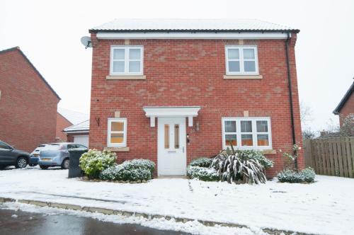 Ashbourne Casa | Lysander House - Modern, 4-Bed House, near Alton Towers