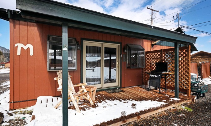 South Fork Cabina | "M" Moose Studio Cabin with private hot tub