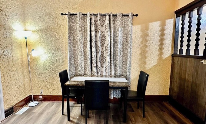 Niagara Falls Casa | MABSARKERLLC 3-bedroom house in marvelous Niagara Falls with AC