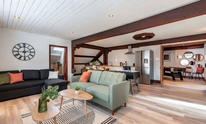 Cwm Frwd Oer Casa | Madison House - Converted Church 5 Bed Pontypool