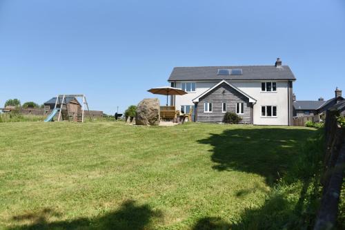 Llanyre Casa | Maen Llwyd
