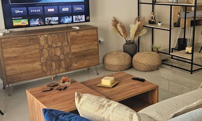 Loutraki-Agioi Theodoroi Apartamento | Maggie's Blissful Escape,90m2 sunny flat just 4-minute walk from the beach/city.