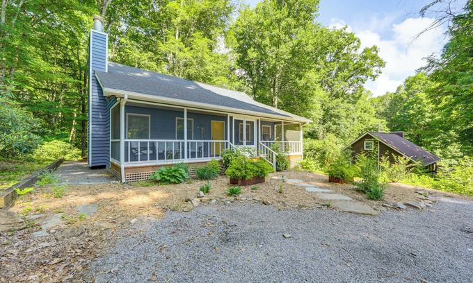 Maggie Valley Cabaña | Creek View + Hot Tub: Woodsy Maggie Valley Cottage