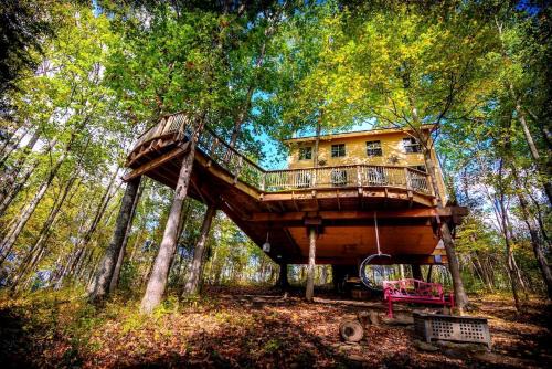 Stonewall Casa | Magical Family Tree House in Secluded Woodland near Germantown, Kentucky