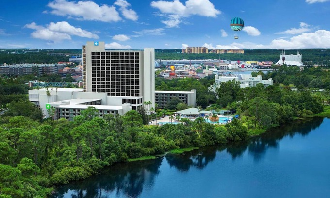 Lake Buena Vista Hotel | Magical Getaway: Minutes from Disney Parks, Family-Friendly Amenities