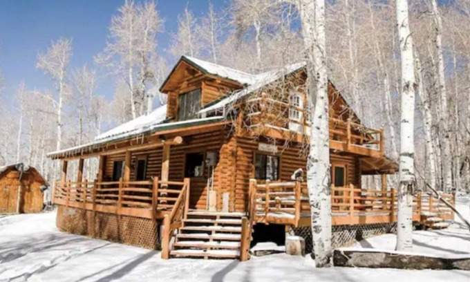 Heber City Cabina | Magical Log Cabin in the Woods. 20 miles from ski resorts. Family Friendly!