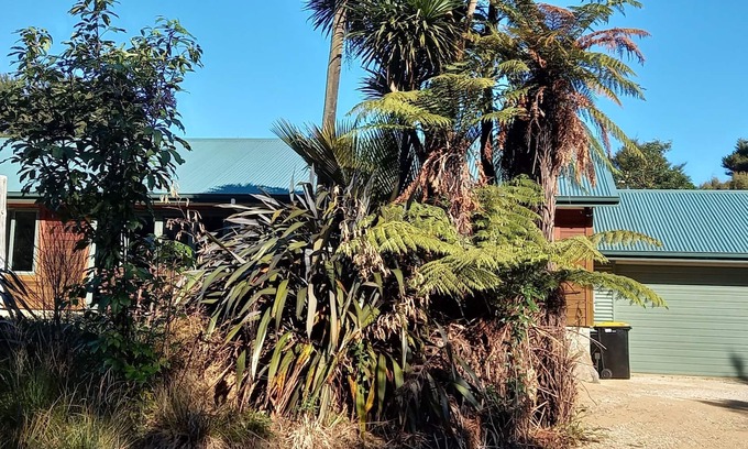 Parapara Casa | Magical Milnthorpe, fabulous walking tracks, wonderful inlet, picturesque beach