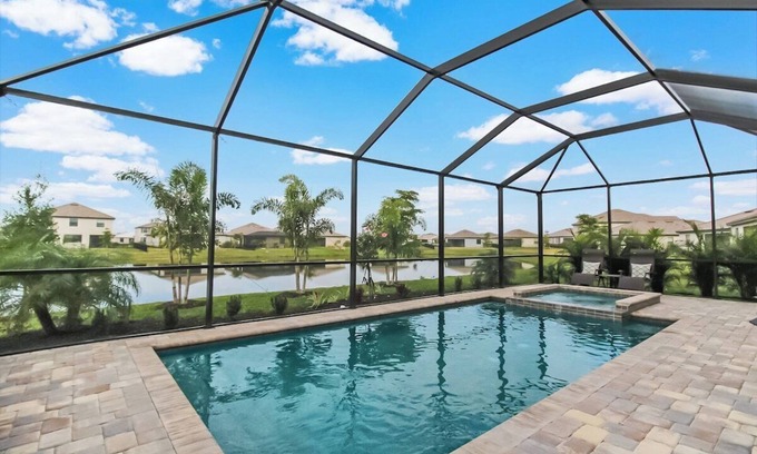 Lakewood Ranch Casa | Magnificent 4/3 waterfront pool home in Lorraine Lakes - Waterfront Dreamin