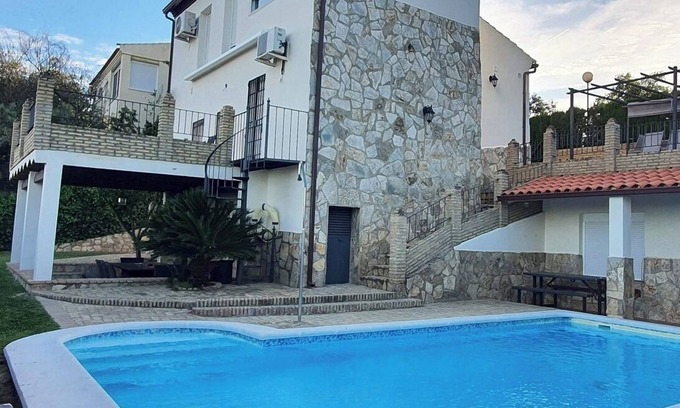 Guillena Chalet De Esquí | Magnifica Casa Del Lago apodada "el Castillo" Piscina privada climatizada.