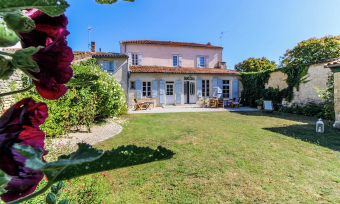 La Jarrie Casa | MAGNIFICENT, CHARMING CHARENTAIS HOUSE