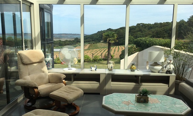 Ploubazlanec Casa | GITE LES AQUARELLES 3 - AMARILLO, piscina cubierta climatizada con vistas al mar durante todo el año