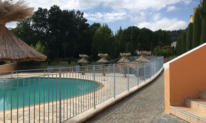 Greoux-les-Bains Apartamento | Magnificent studio in a 4-star tourist residence in Provence