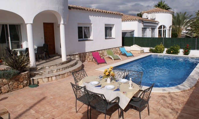 Les Tres Cales Chalet De Esquí | Magnífico chalet, piscina privada, jardín, wifi AACC Ideal familias con mascotas