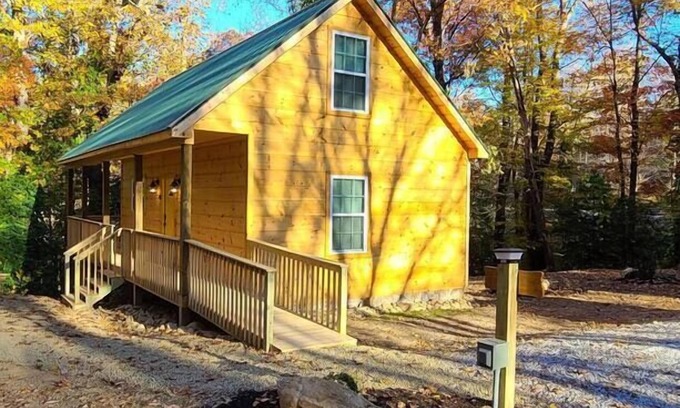 Cosby Cabina | Magnolia Den: Pet-friendly Cabin near Gatlinburg