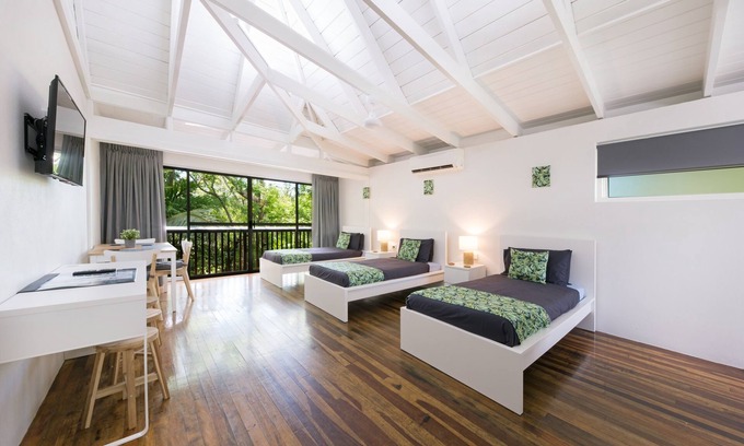 Airlie Beach Hotel | Magnums Airlie Beach