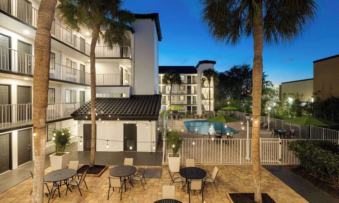 Florida Central Atlantic Coast Hotel | Mai Hana Hotel- Intl Drive, Trademark Collection by Wyndham