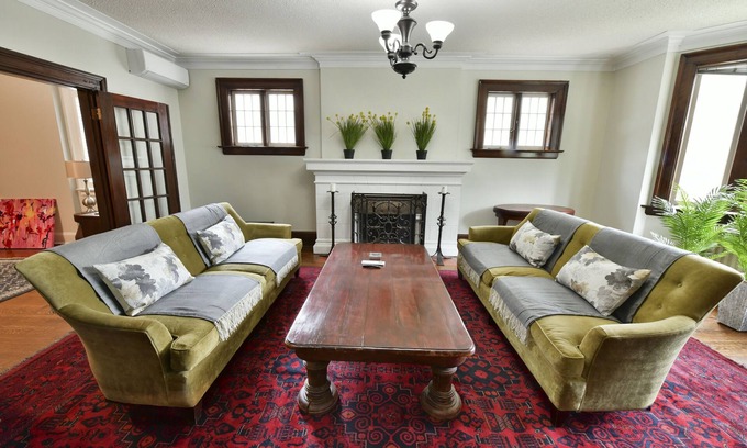 Roncesvalles Village Apartamento | Apartamento grande y tranquilo en High Park Mansion, 2 habitaciones, 2 baños, Den, Deck