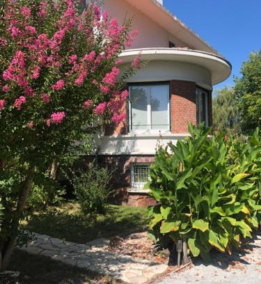 Labouheyre Casa | Maison Art Deco-5 salles de bains, 1 suite, piscine, clim, parking