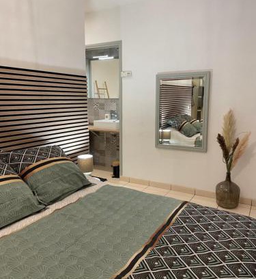 Saint-Flour Casa | Maison Côté Halle "La chambre du Parc"