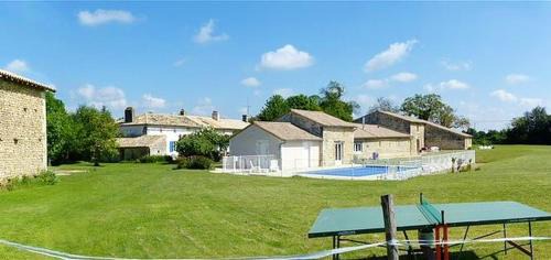 Saint-Vincent-la-Chatre Casa | Maison charmante à Saint-Vincent-la-Châtre avec piscine partagée