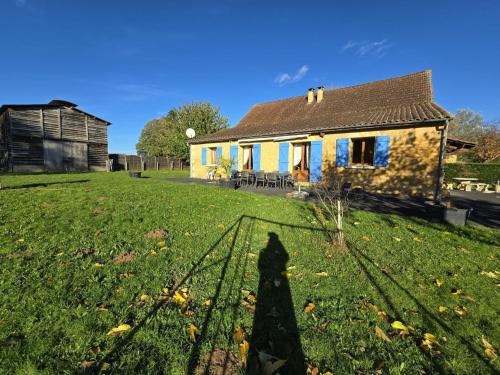 Calviac-en-Perigord Casa | Maison de campagne spacieuse près de Sarlat, idéale pour familles et amis, grand jardin et activités. - FR-1-616-208