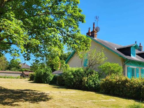 Lurcy-Levis Casa | Maison de Caractère au Cœur d’un Village avec Grand Jardin - FR-1-489-556