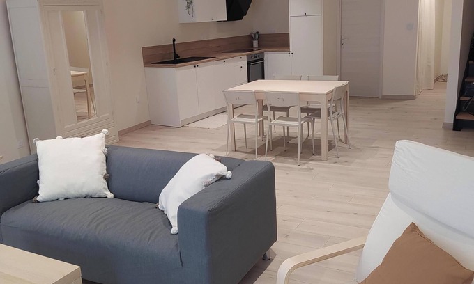 Parnans Casa | Maison de Charme Entièrement Rénovée Dans un Village Calme Idéalement Située