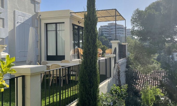 Roucas-Blanc Casa | Maison de Charme vue mer Avec Piscine au Centre de Marseille