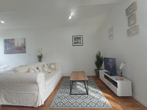 Montreuil-Poulay Casa | Maison de village à la campagne