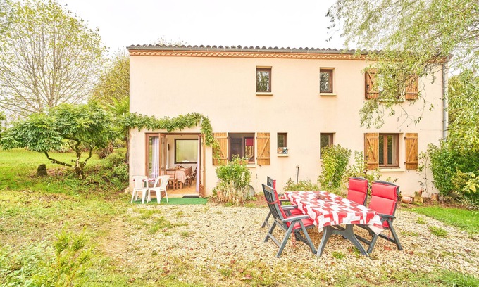 Saint-Laurent-la-Vallee Casa | Maison La Plaine – Gîte confortable con terraza en el corazón del Périgord