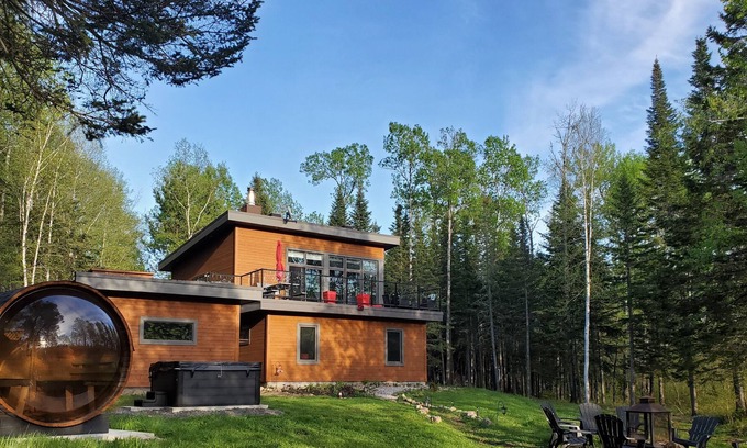 Saint-Tite-des-Caps Cabaña | MAISON OSLO – Toit-terrasse - rivière, spa et sauna