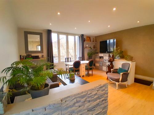 Houilles Casa | Maison T3 cosy, jardin, bureau & parking privé