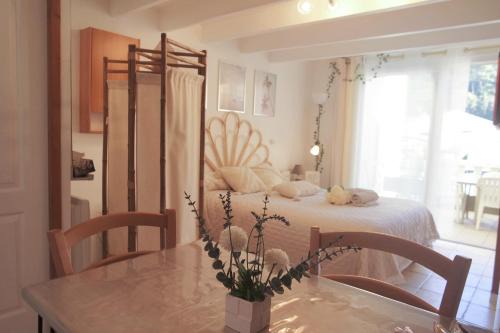 Villeneuve-Loubet Apartamento | Maisonnette très appréciée entre Mer et Nature Climatisée avec Cuisine Terrasse Parking