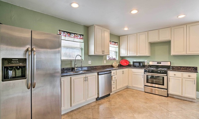 Read Boulevard East Casa | 'Major Manor' Nueva Orleans House w / Deck & Pool!