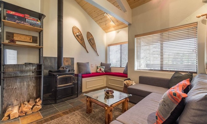 Majestic Pines Condominio | Majestic Mammoth - Vistas grandes, espacio abierto luminoso, Self Check-in, 1 / 2mi para ascensores