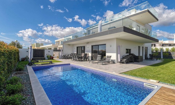 Mato Serrao Villa | Manatee Modern & Luxurious villa