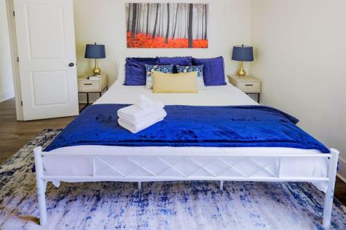Onion Creek Meadows Casa | Manchaca 4 bedroom sleeps 10 Pool and Hot tub