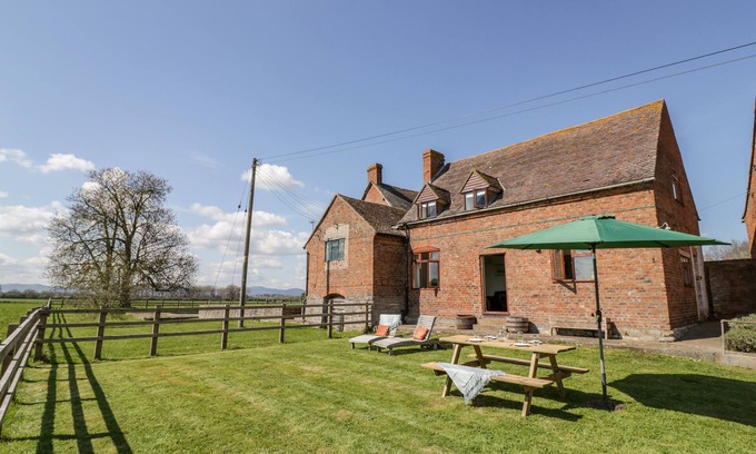 Severn Stoke Cabaña | MANOR FARM COTTAGE, pet friendly, with a garden in Upton Upon Severn