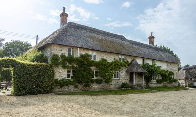 Maiden Newton Otro | Manor Farmhouse is beautifully presented, and has period features